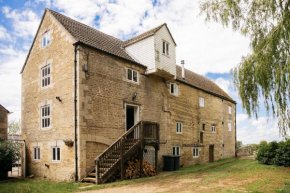 Fletland Mill - 18th century watermill, in stunning location near Stamford